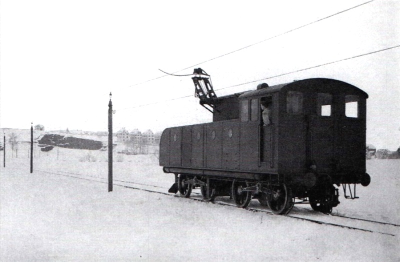 MFO-Lok Nr. 1 als Umfomer­lokomotive mit Rutenstromabnehmer. Die Bügelstromabnehmer waren damals noch nicht montiert.